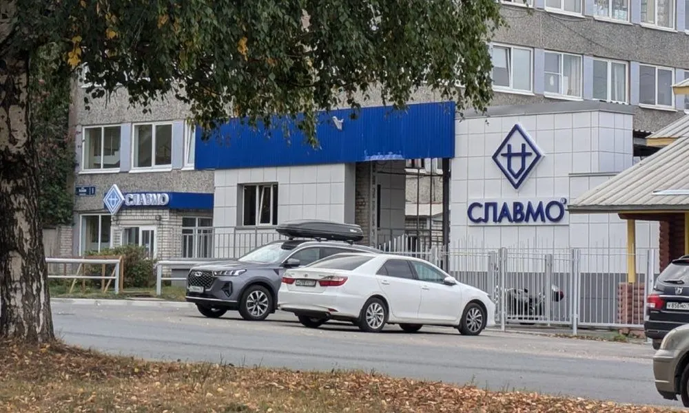 7 мая 2026 года в учредительные документы «Славмо» внесены изменения. Новым гендиректором стала Юлия Юнал, владелица столичной компании‑холдинга. Завод работает с 1993 года, на нём заняты 377 человек. В те же дни суд инициировал изъятие другого крупного молококомбината региона.