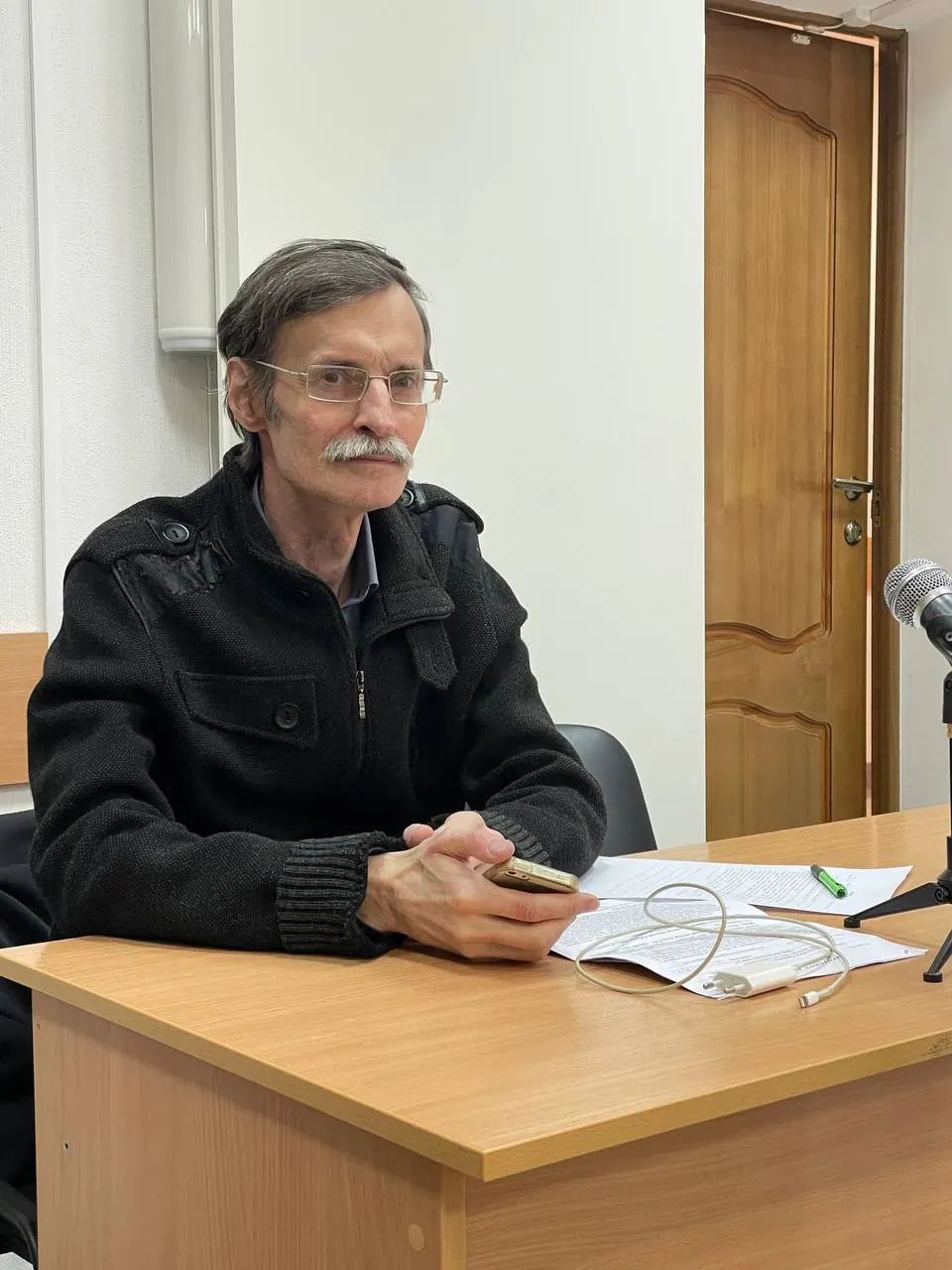 Петрозаводский городской суд признал публикации 2020 года демонстрацией «экстремистской» символики. Рыбаков получил штраф и годовой запрет на участие в выборах; он планирует обжаловать решение.