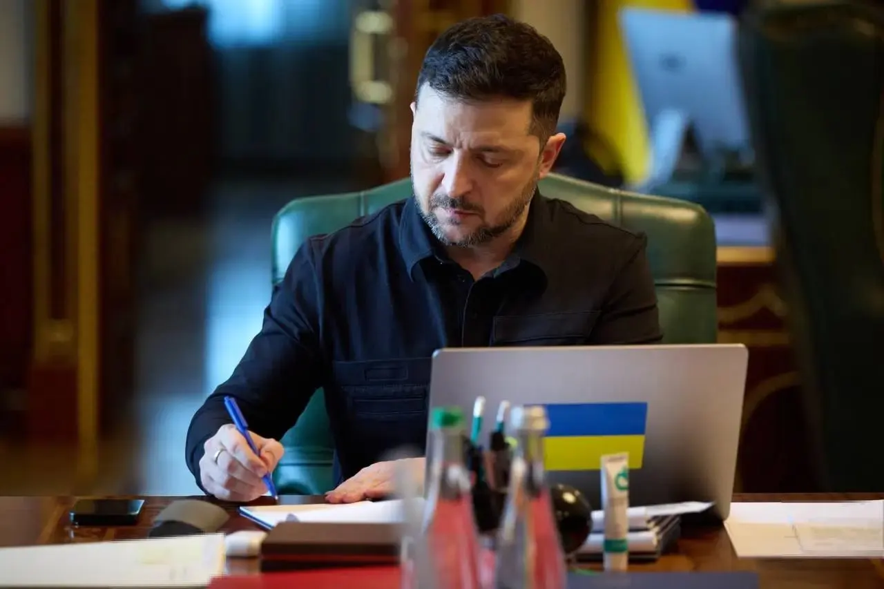 Президент Украины объявил режим тишины с 00:00 в ночь на 6 мая и пообещал зеркальные действия в ответ на заявление Минобороны РФ о возможном перемирии 8–9 мая. Киев утверждает, что не получал официального обращения от Москвы.