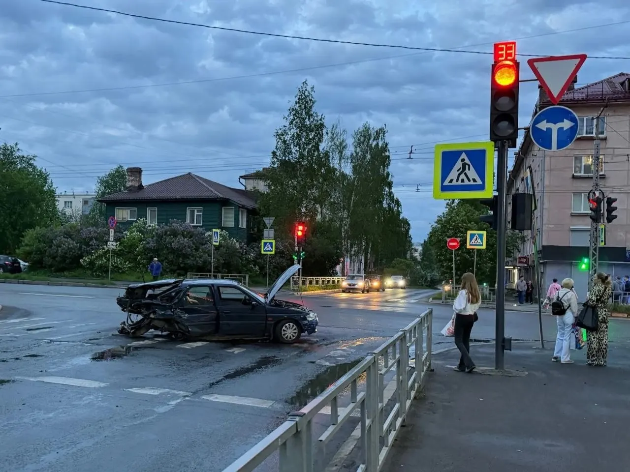 Вечером 22 мая на перекрёстке Максима Горького и Красноармейской в Петрозаводске столкнулись несколько машин: водитель Audi врезался в Ford и отбросил его на два других автомобиля. Пострадали три человека.
