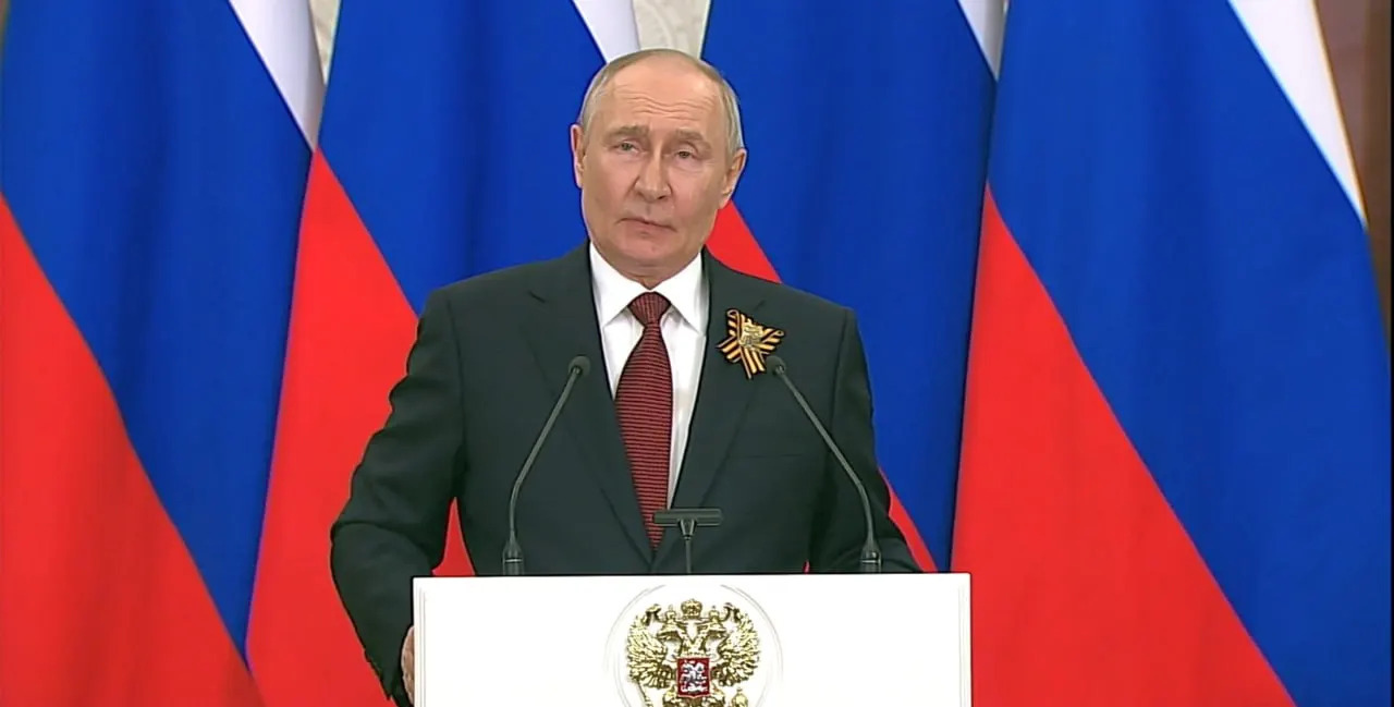 На встрече 9 мая президент заявил, что «дело идет к завершению», допустил встречу с Зеленским лишь для подписания соглашения, потребовал обеспечить безопасность от атак дронов и высказался о возможном референдуме в Армении. Запись встречи была официально обнародована.
