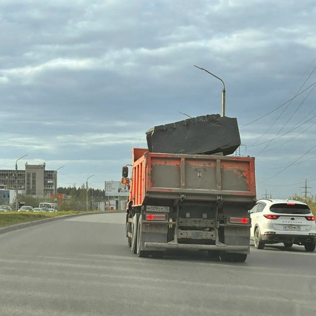 Жители Петрозаводска обеспокоены: большегрузы перевозят по городу крупные камни без надёжной фиксации. Люди боятся, что на крутых поворотах такие грузы могут вылететь на дорогу.
