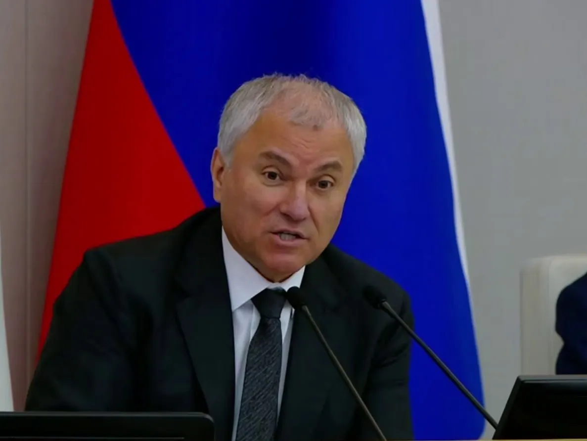 Депутаты приняли во втором чтении законопроект, который официально добавляет противодействие искажению исторической правды и предупреждение уклонения от исполнения обязанностей по защите Отечества в перечень мер профилактики правонарушений.