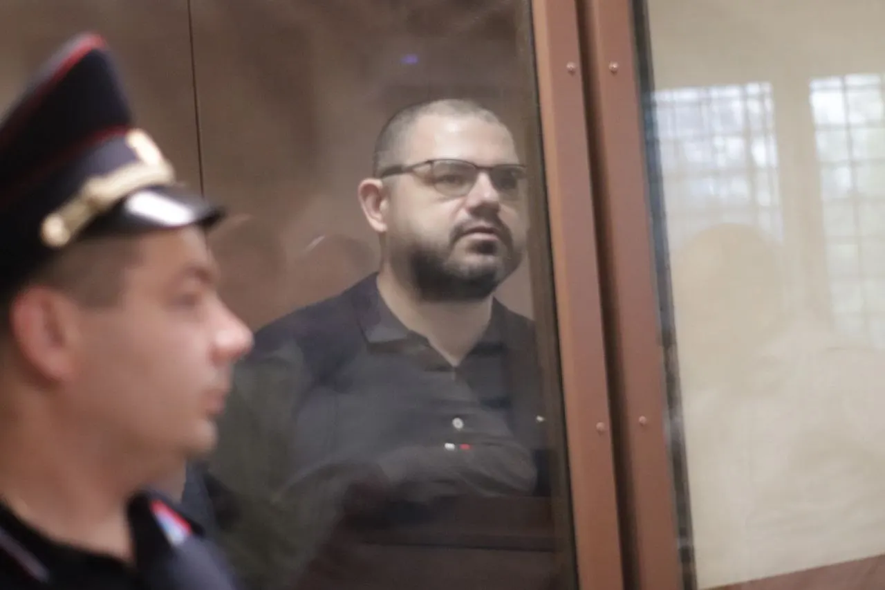 Следствие приобщило чеки на покупку бытовой техники и мебели на сумму около 75 тыс. руб. как доказательство по делу лидера рязанского отделения «Яблока». Обвиняемый утверждает, что документы подложные; он находится в СИЗО с января 2025 года и вину не признаёт.