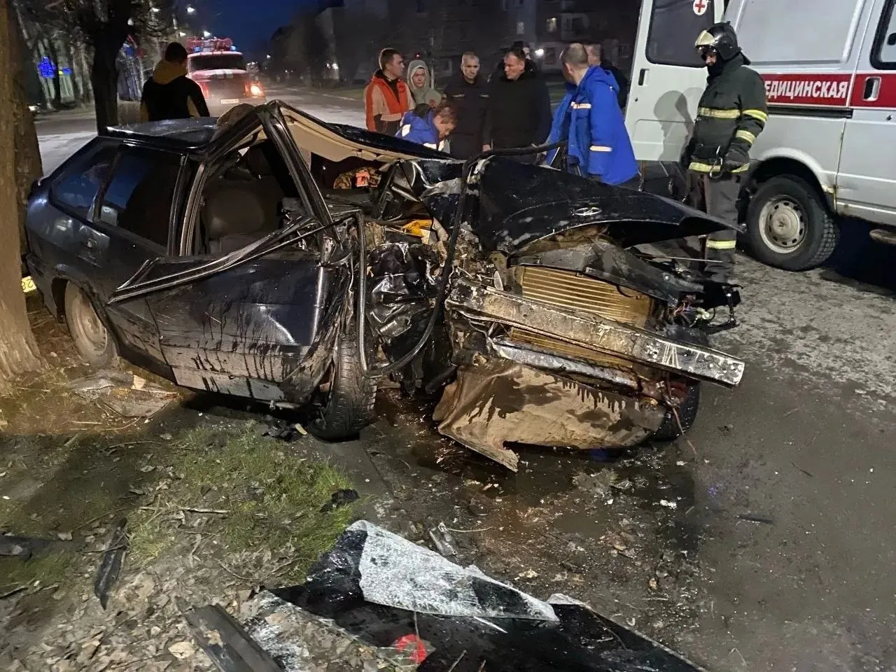 Ночью в Кеми на Пролетарском проспекте произошла мощная авария: автомобиль сильно разрушен, один человек погиб, причины устанавливаются.