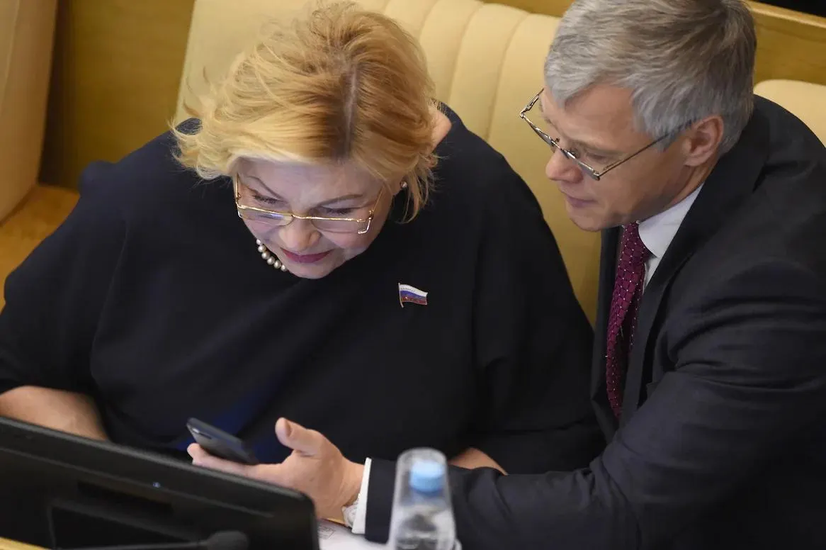 Валерий Гартунг и Елена Драпеко оказались двумя депутатами, проголосовавшими против обращения по удару в Старобельске; спикер назвал это техническим сбоем, а в парламенте вместо призывов к расследованию обсуждали угрозы ударами по Украине.