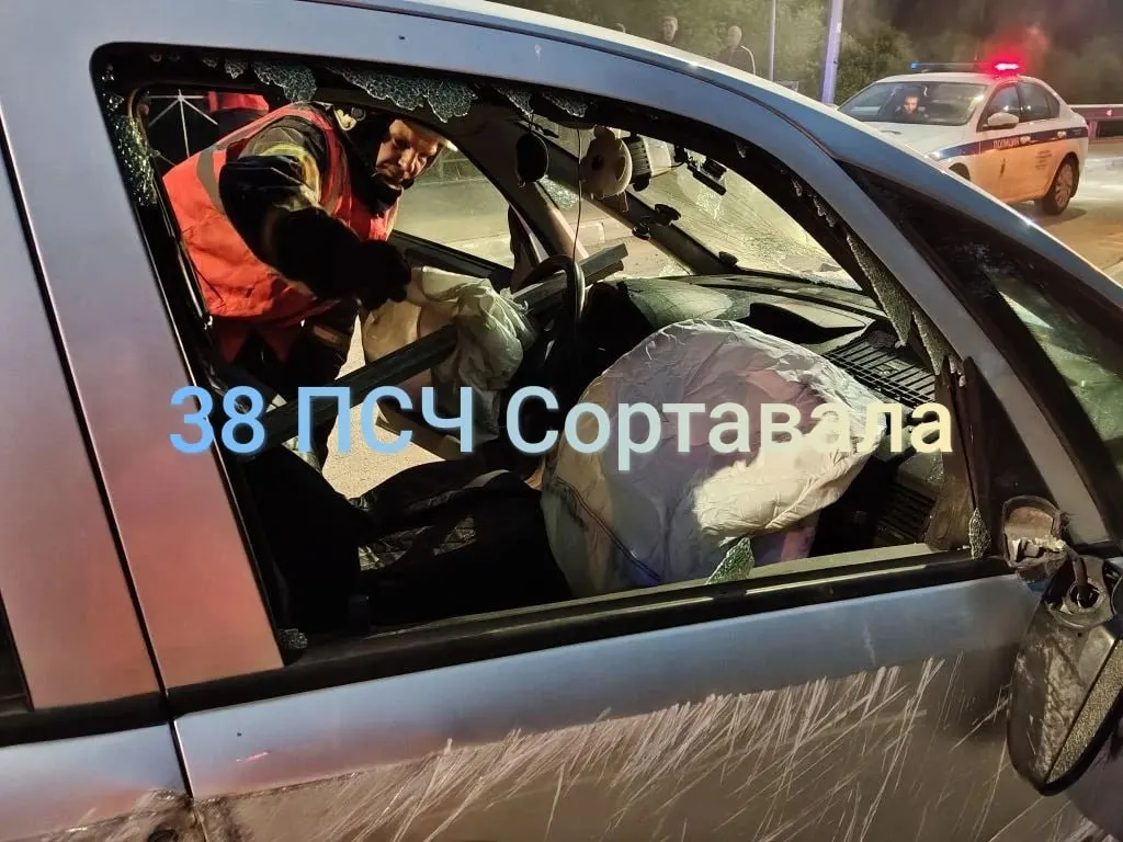 Автомобиль врезался в дорожное ограждение на трассе Сортавала: металлическая балка пробила лобовое стекло и застряла в салоне, сведения о состоянии водителя уточняются.