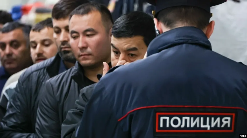 Депутаты поддержали поправки в КоАП, расширяющие основания для административного выдворения иностранцев и лиц без гражданства — от участия в несогласованных акциях до «дискредитации» ВС и призывов к санкциям. Всего перечень нарушений может вырасти до 58.