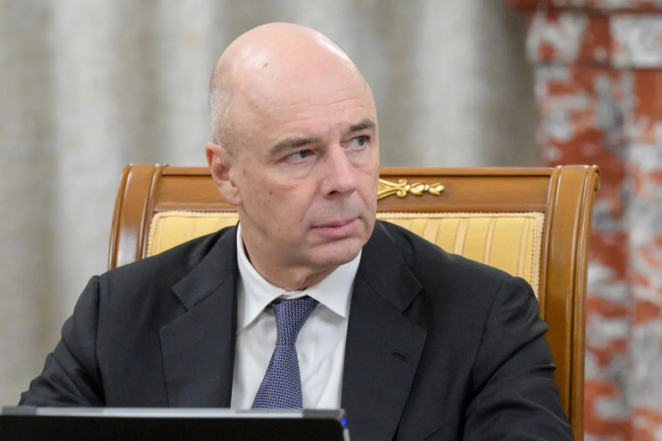Министр финансов предложил временно заморозить часть запланированных расходов, чтобы компенсировать рост затрат на боевые действия. В Минфине предупреждают о риске перерасхода бюджета в ближайшие годы.