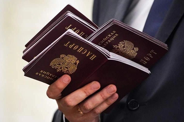 Депутаты от «Единой России» планируют внести поправки, которые позволят выдавать временное проживание, вид на жительство и гражданство иностранцам, если их преследовали за поддержку политики России и участие в СВО.