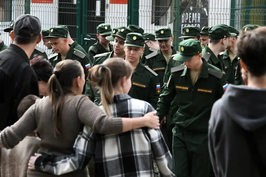Группа из более 450 женщин оспаривает поправки, лишающие выплат тех, у кого не было общего несовершеннолетнего ребёнка с погибшим; первый иск уже направлен в Верховный суд.