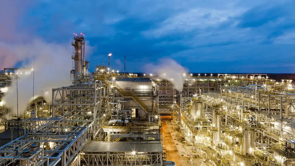 После налёта дронов 5 мая нефтеперерабатывающий завод «Кинеф» в Ленинградской области остановил переработку и приостановил отгрузки. Повреждены ключевые технологические объекты; ремонт может занять длительное время. С начала весны из‑за атак дронов приостанавливали работу несколько российских НПЗ.