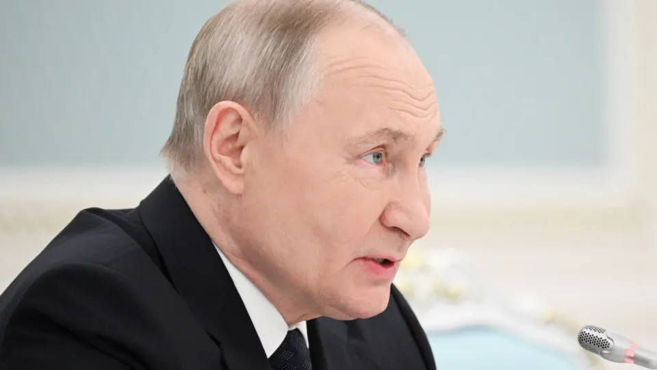 Власти рассчитывают увеличить приток иностранных студентов до 500 тыс. к 2030 году: уже сейчас учатся более 300 тыс., большинство — платники. Параллельно отмечают резкий рост кампаний по набору иностранцев на службу, в том числе в подразделения с беспилотными системами.