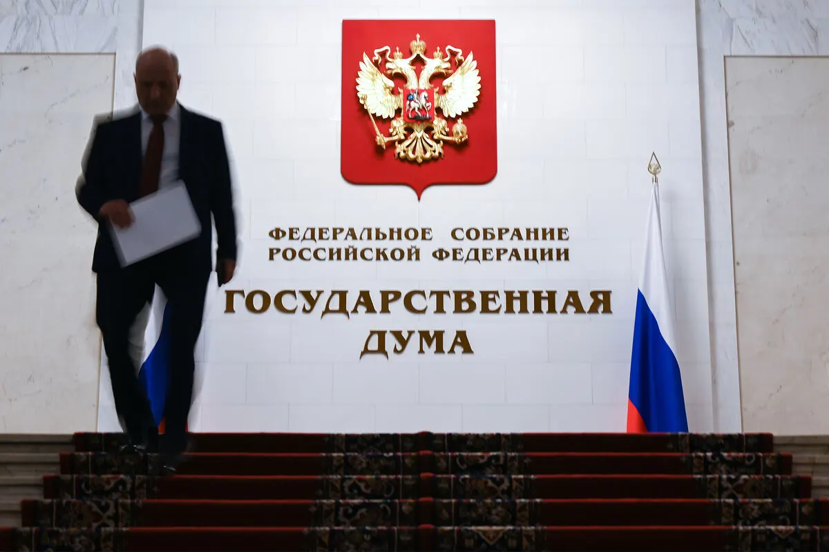 Законопроект, внесённый в 2024 году и прошедший первое чтение в мае 2025 года, предлагает закрытый перечень нарушений, за которые может быть арестовано имущество российских граждан, находящихся за границей.