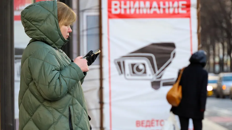 Пользователи сообщают, что в мессенджере начали без согласия удалять сообщения с ссылками на ключи для VPN; повторная отправка иногда приводит к выходу из аккаунта. Одновременно сервисы блокируют вход при включённом VPN в рамках кампании против обхода ограничений.