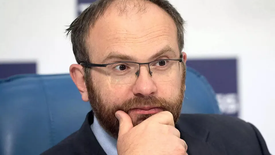 Заместитель председателя синодального отдела РПЦ Вахтанг Кипшидзе заявил, что массовые отключения мобильного интернета показывают хрупкость технологий и должны наталкивать на размышления о смысле жизни; тем временем ограничения охватили почти всю страну, а новый закон 2026 года позволяет операторам приостанавливать связь по требованию спецслужб.