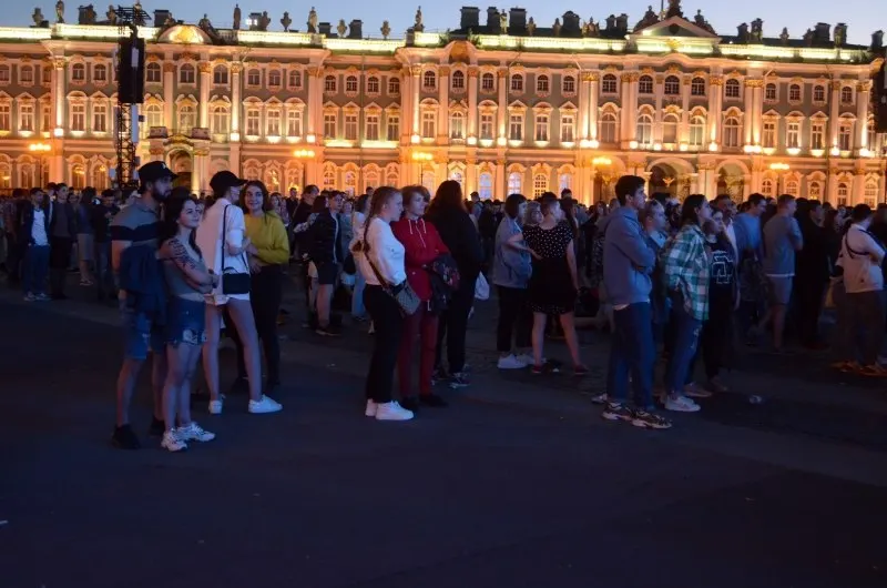 В ночь с 27 на 28 июня в Санкт‑Петербурге пройдёт «Алые паруса» для около 66 тысяч выпускников; одновременно государство утвердило приоритетные образовательные программы и увеличило число бюджетных мест. В Смоленске пройдёт День молодёжи.