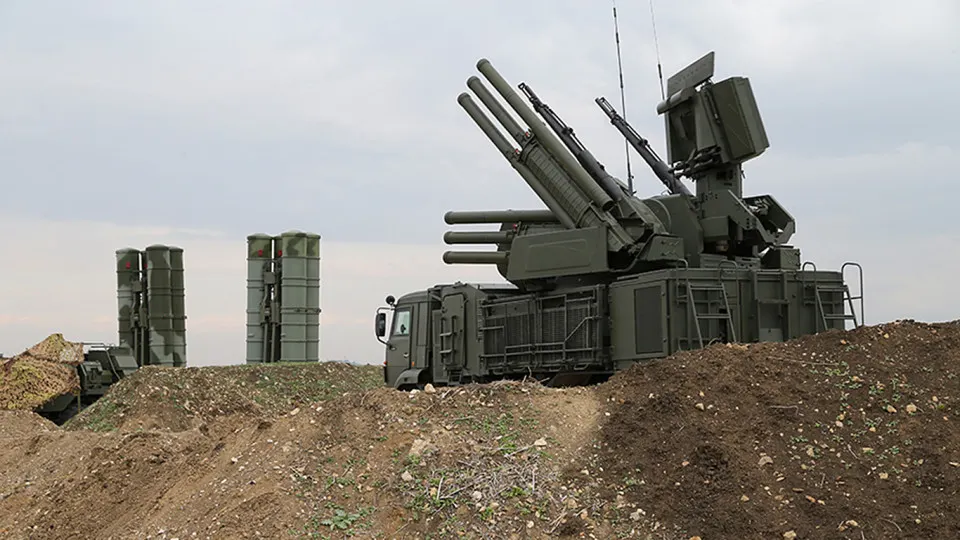 В армии России используются комплексы «Волна Купол Гарант», которые, по данным экспертов, способны заглушать сигнал Starlink на площади до 20 км²; параллельно в России ужесточают правила по использованию спутниковых терминалов и развивают собственные системы связи.