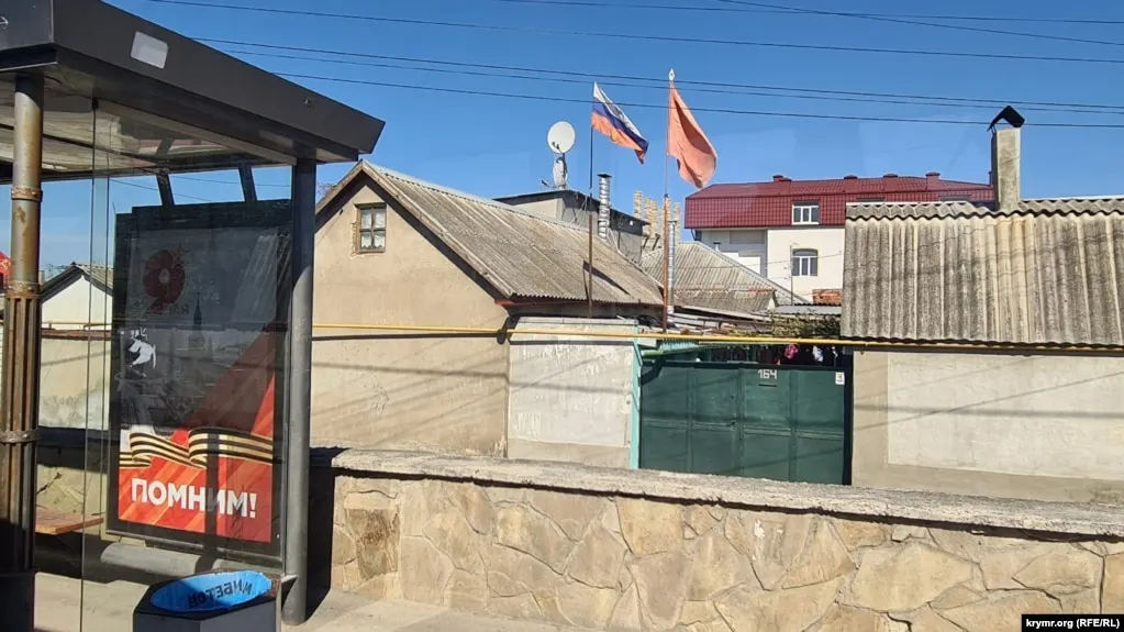 В нескольких районах аннексированного Крыма и на прилегающих территориях сообщают о жертвах и пострадавших после ударов беспилотников. Российские военные заявили о сотнях сбитых дронов.