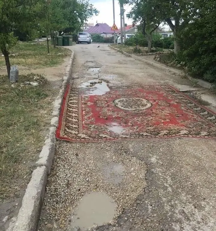 Законопроект предлагает позволить жильцам самостоятельно менять асфальтовое покрытие во дворах и на местных дорогах; в правительстве инициативу не поддержали, указав, что ремонтом должны заниматься специалисты.