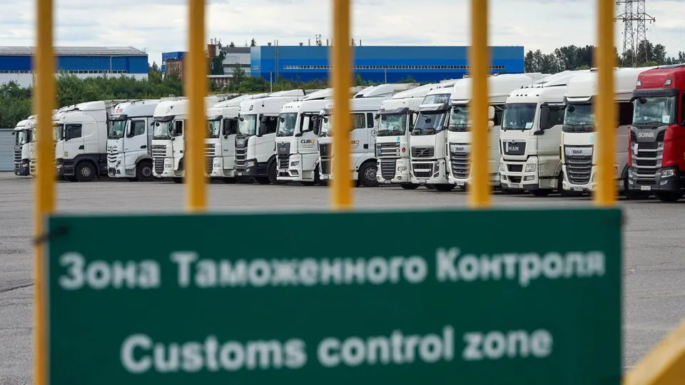 Правительство ввело переходный период для новой системы подтверждения ожидания товаров (СПОТ): обязательные обеспечительные платежи по НДС и акцизам пока не требуются. Упрощённый порядок ввоза из стран ЕАЭС продлён до 31 августа; для отдельных маршрутов действуют иные сроки. Импортеры обеспокоены, особенно те, кто уже перечислил платежи.