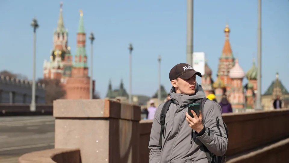 Правительство планирует запустить информационную систему идентификаторов мобильных устройств (IMEI). Операторы будут вносить данные о телефонах и блокировать SIM‑карты устройств из «чёрного» реестра; введение предложено с 1 марта 2027 года.