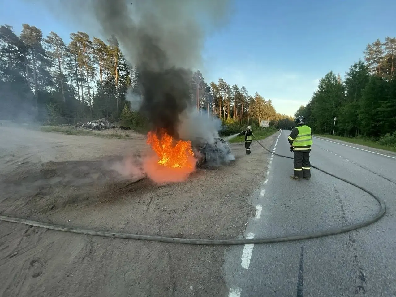 В&nbsp;Карелии машина загорелась на&nbsp;трассе после&nbsp;съезда в&nbsp;кювет