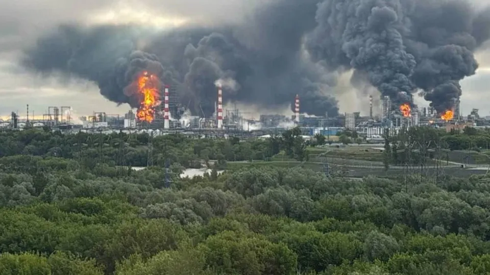 Украина при поддержке западной разведки усилила удары по энергетической и военной инфраструктуре России; аналитики оценивают падение переработки нефти до минимальных за 21 год уровней, ограничения на продажу топлива введены в большинстве регионов.