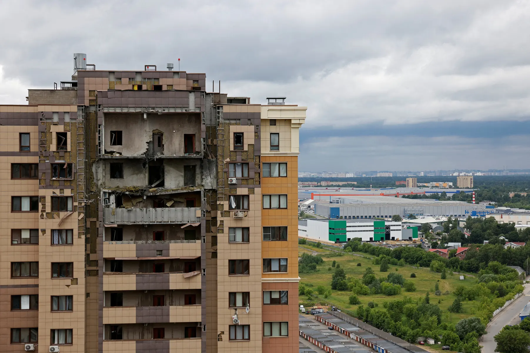 18 июня в Московской области в результате налёта беспилотников погиб ребёнок, повреждены многоквартирные дома и объекты инфраструктуры; власти проводят ликвидацию последствий и помогают пострадавшим.
