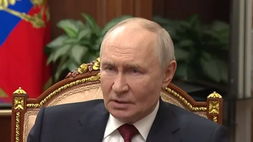 Президент заявил, что Киев якобы предложил взаимно отказаться от дальнобойных ударов и сосредоточить боевые действия в четырёх оккупированных регионах; по его словам, это могло бы спасти подразделения ВСУ, но Москва такого плана не примет. Также он отметил проблемы с поставками топлива из‑за атак на инфраструктуру и назвал удары частью «информационной операции».
