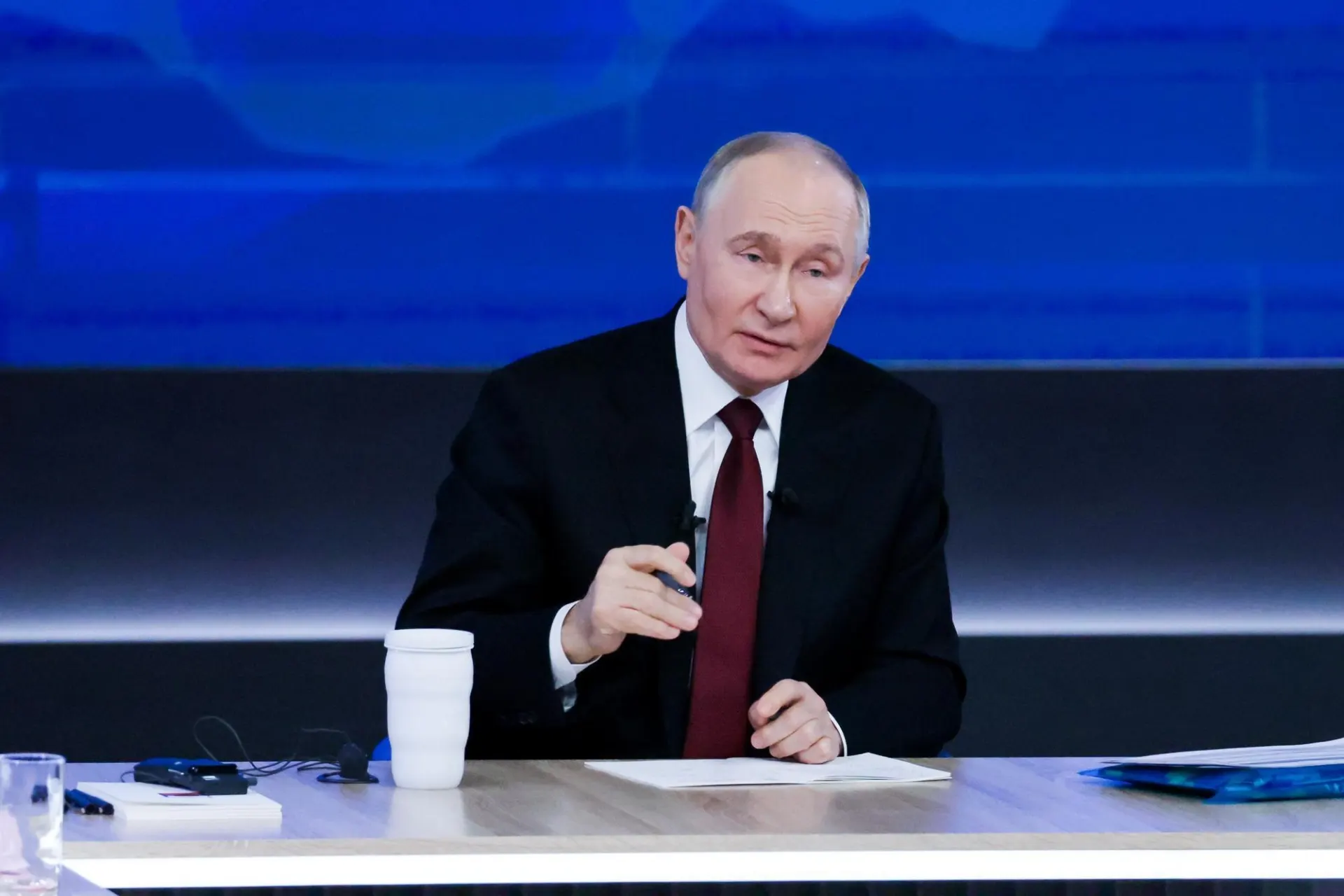 В День медицинского работника президент объявил о планах по наращиванию медицинских кадров и расширению сети больниц, отметив необходимость повышать престиж профессий в здравоохранении.