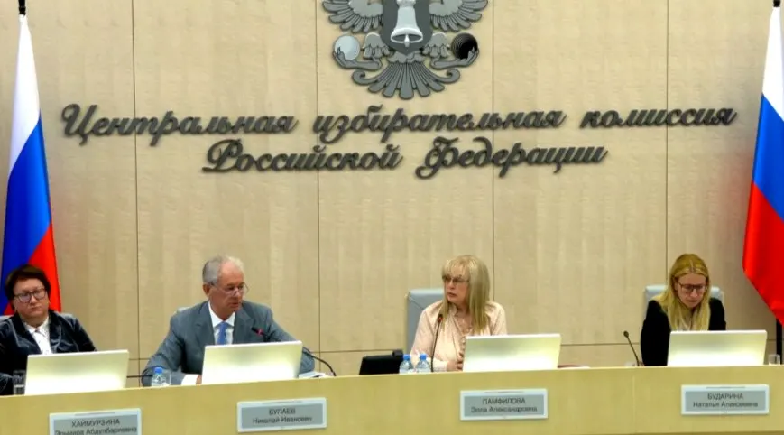На заседании Центральной избирательной комиссии одобрили проведение дистанционного электронного голосования в 33 регионах, предусмотрели специальные порядок для прифронтовых и присоединённых территорий и сообщили о приглашении международных наблюдателей из четырёх африканских стран.