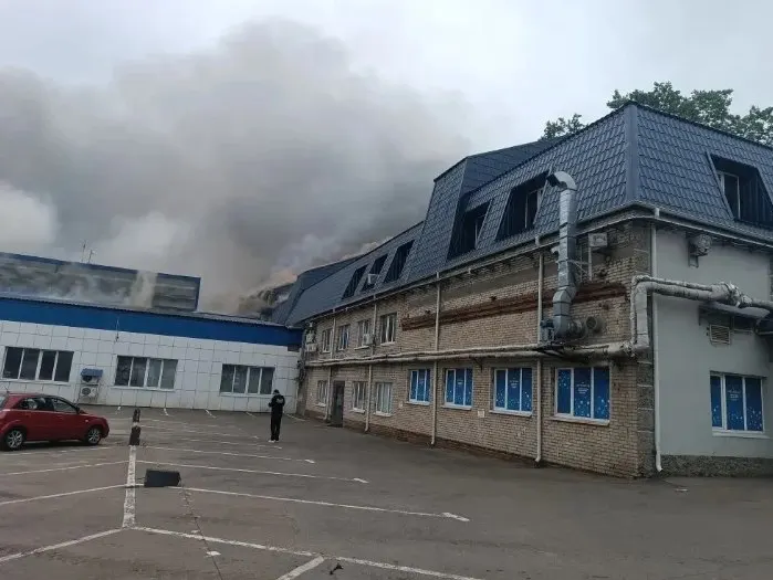 Около 190 беспилотников сбиты при подлёте к Москве. Обломки поразили объекты в Люберцах и Капотне, в московских аэропортах ввели ограничения на приём и отправление рейсов.