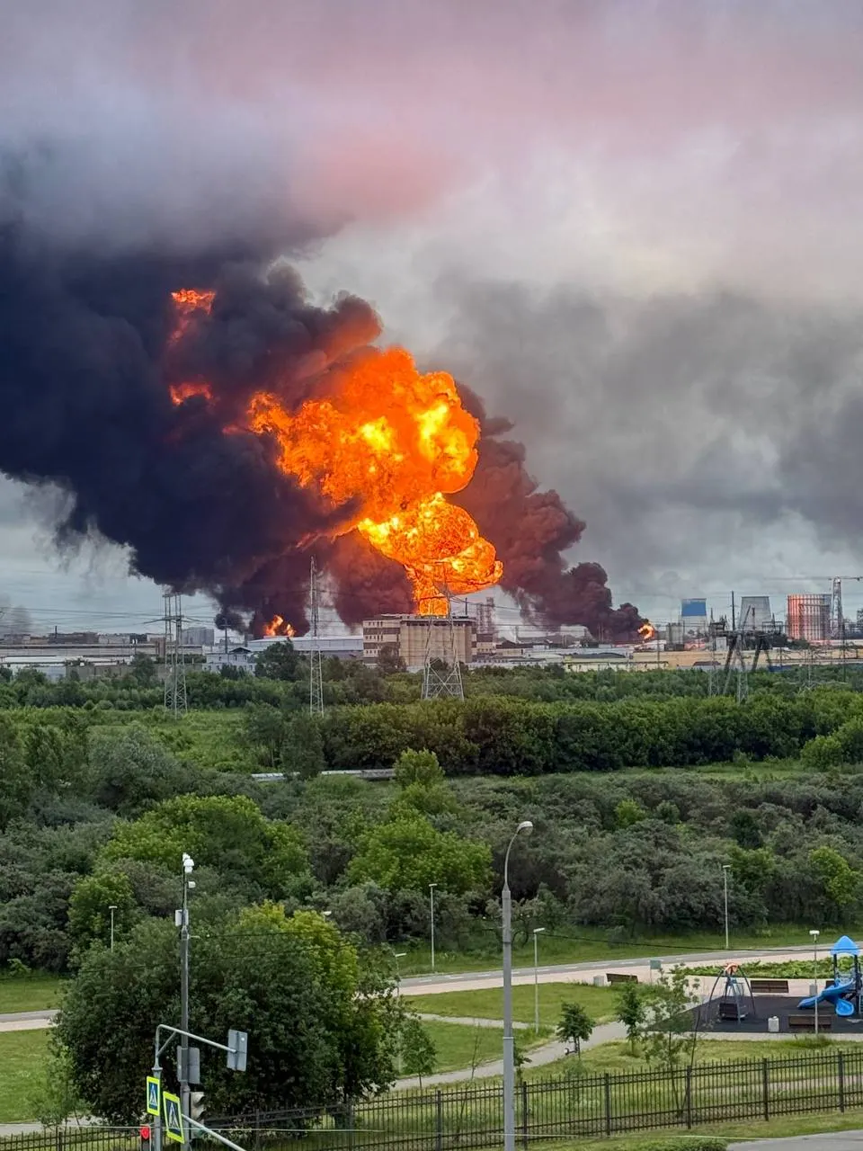 Ночная массированная атака беспилотников повредила Московский нефтеперерабатывающий завод в Капотне — это уже второй удар по заводу за три дня, производство приостановлено, идут пожары и работа экстренных служб.
