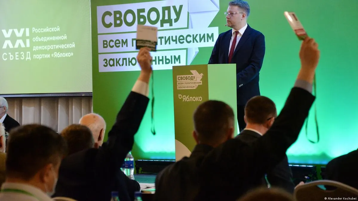 Руководство партии заявляет, что большой кадровый резерв позволит компенсировать снятие кандидатов из‑за штрафов и уголовных дел в разных регионах.