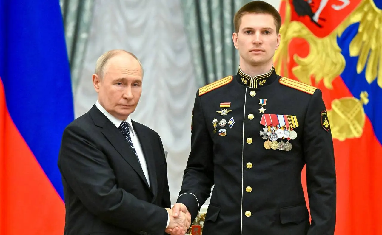 Президент лично наградил подполковника Берестовского за мужество в ходе специальной военной операции. По данным награждения, он был дважды ранен, лично уничтожил несколько единиц вражеской техники, а его подразделение участвовало в освобождении более 40 населённых пунктов.