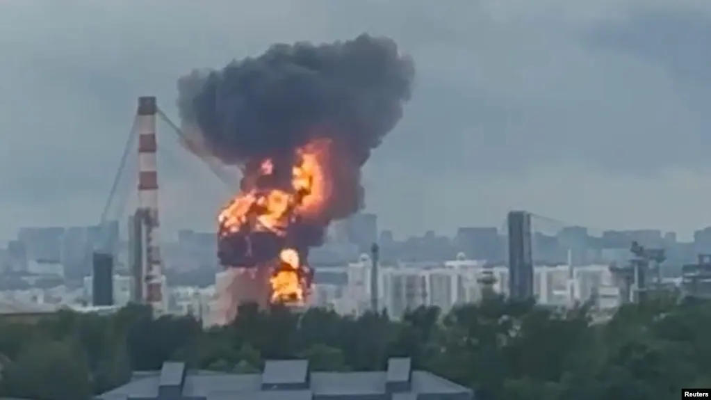 Два удара беспилотников серьёзно повредили московский нефтеперерабатывающий завод; ремонт займет не менее полугода, что усиливает дефицит топлива и заставляет власти рассматривать экстренные меры.