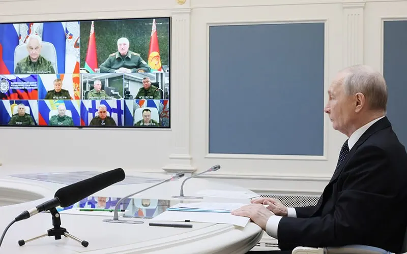 Минфин и Центробанк предупредили, что текущий уровень военных расходов ведёт к росту дефицита бюджета; Минобороны добивалось дополнительного финансирования, но президент поручил искать экономию по иным статьям. Дефицит уже достиг 5,9 трлн рублей, а с 2026 года вступают в силу изменения по НДС и налоговой нагрузке на малый бизнес.