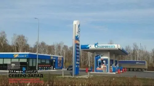 В Петербурге и соседних регионах сети АЗС вводят лимиты на отпуск топлива, в отдельных районах отмечают отсутствие марок и рост цен. Власти связывают ограничения с ремонтом НПЗ и логистикой.