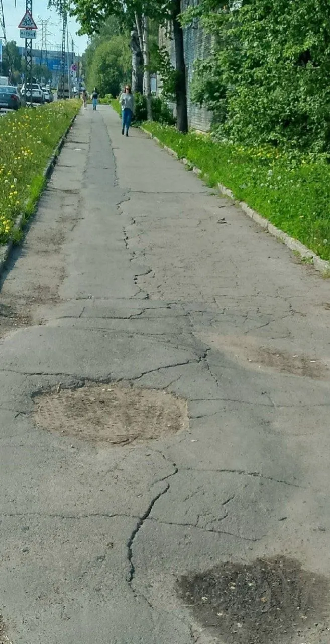 В&nbsp;Петрозаводске разбит тротуар на&nbsp;Октябрьском проспекте&nbsp;— жители жалуются