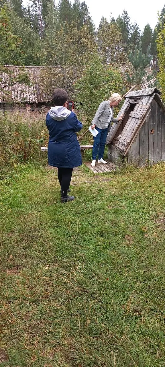 В ряде карельских поселков отключили или ограничили подачу воды и связь. Жители жалуются на невозможность помыться и опасаются вспышек кишечных заболеваний; власти признают критическую ситуацию.