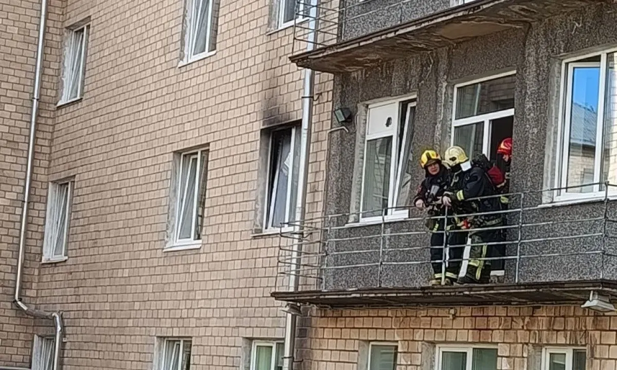Задымление в хозяйственном помещении Республиканской больницы скорой и экстренной помощи в Петрозаводске. Пациентов и персонал эвакуировали, возгорание локализовали, причины выясняют.