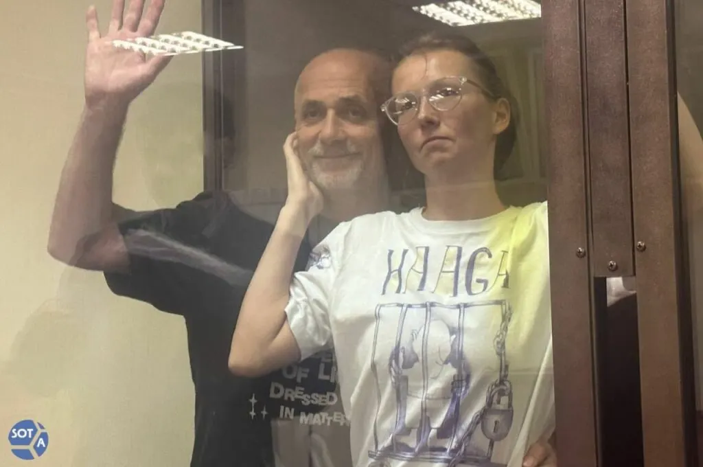 Анастасия Дюдяева, приговорённая к 3,5 годам по делу об антивоенных открытках, провела пять суток в штрафном изоляторе колонии‑поселения №4 в Карелии — по версии поддержки, это случилось после конфликта с фельдшером из‑за бензина.