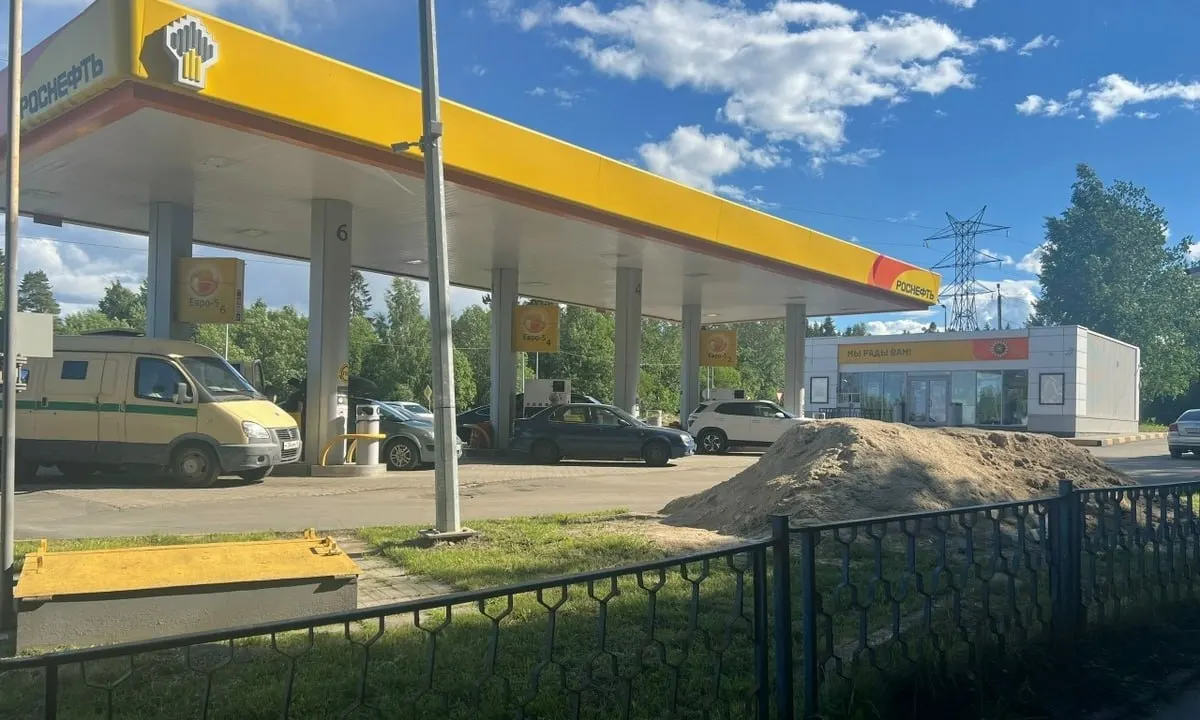 30 июня около 11:00 мужчина почувствовал себя плохо на АЗС у Республиканской больницы в Петрозаводске; сотрудники вызвали скорую, мужчине помочь не удалось.
