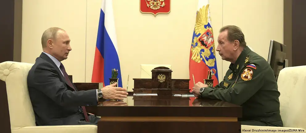 По сообщениям источников, руководство силовых ведомств предлагало перенести выборы из‑за экономических трудностей и падения рейтинга правящей партии, но в администрации президента заявили, что сроки не меняются; против переноса выступают ключевые представители власти.