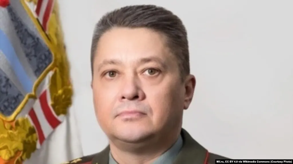 В официальной биографической справке министерства говорится, что генерал‑полковник Александр Чайко был назначен главкомом Воздушно‑космических сил в мае 2026 года. В биографии — командования в округах, руководство группировкой в Сирии и участие в операциях на киевском направлении; в отношении Чайко введены санкции ЕС.
