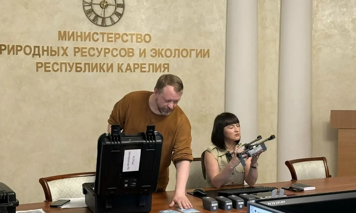 Министр прошла теоретический курс по БПЛА и вскоре приступит к полевым занятиям. Республика ранее закупила 42 дрона, сейчас навыки получают более 100 человек.