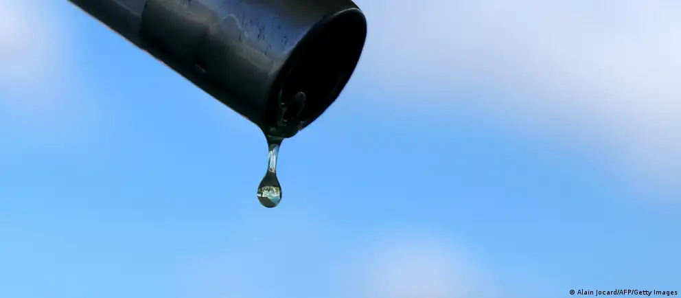 Атаки беспилотников по нефтеперерабатывающим мощностям и ключевым логистическим маршрутам привели к падению производства и перебоям в поставках по ряду регионов. При сезонном росте спроса летом локальные перебои могут перерасти в масштабный дефицит.