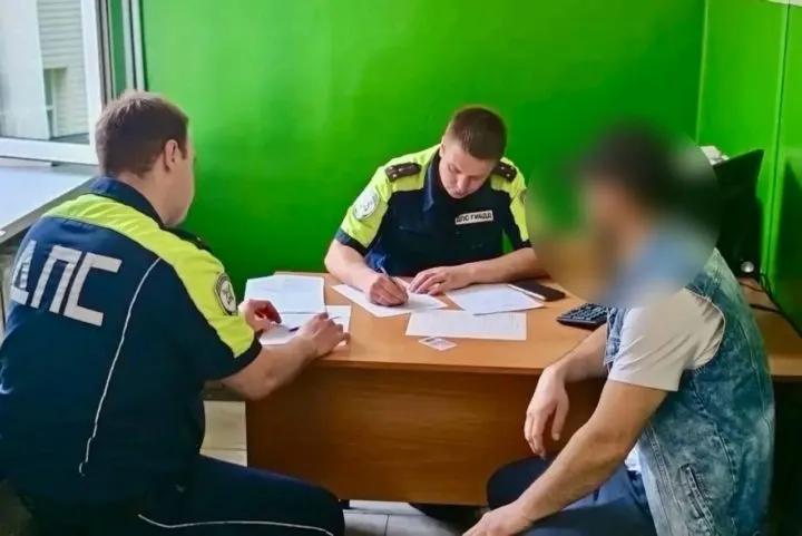 Мальчик выпал из машины на ходу в Петрозаводске — по информации ГИБДД, ребёнок был не пристёгнут. Водителю вынесено постановление об административном правонарушении, ребёнок не пострадал.