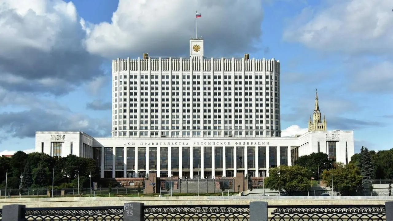 В Госдуму внесён законопроект о полной или частичной компенсации утильсбора семьям с тремя и более детьми, однако в правительстве усомнились в источниках финансирования и предупредили о дополнительных расходах.
